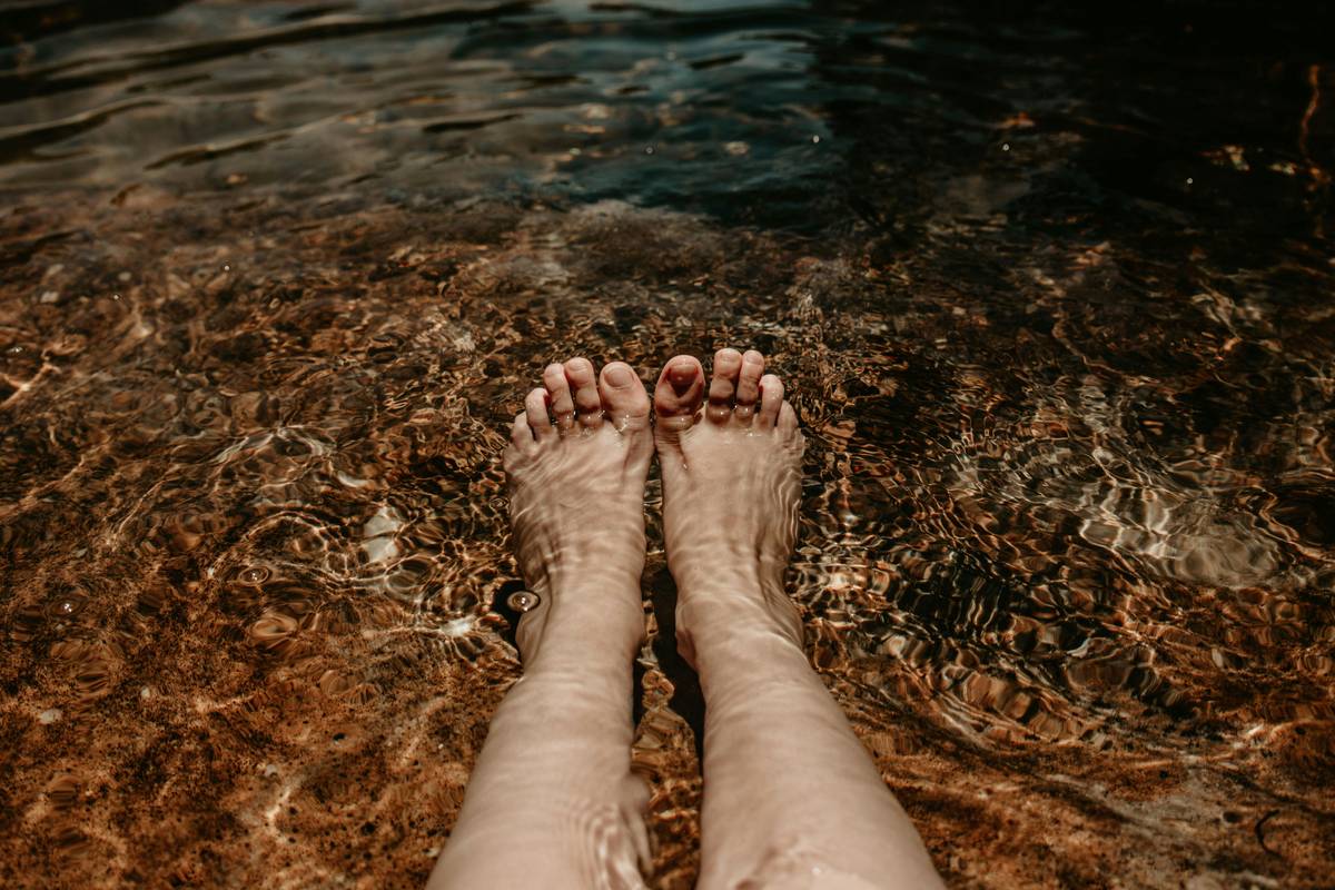 Infographic showing layers of foot skin vs. facial skin, moisture retention comparison, and key ingredients in effective foot creams like Gold Bond Softening Hydrating Foot Cream